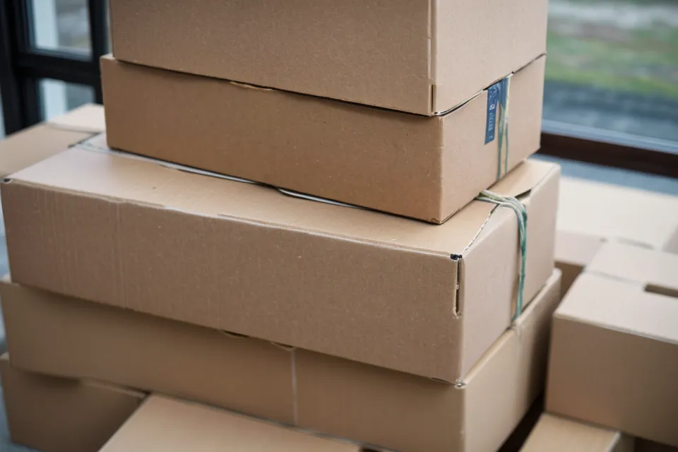Cajas de cartón kraft y rollo de yute para empaques de repostería económicos.